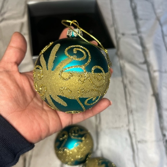 Seasons Design green with gold 4 ornaments - Picture 3 of 8